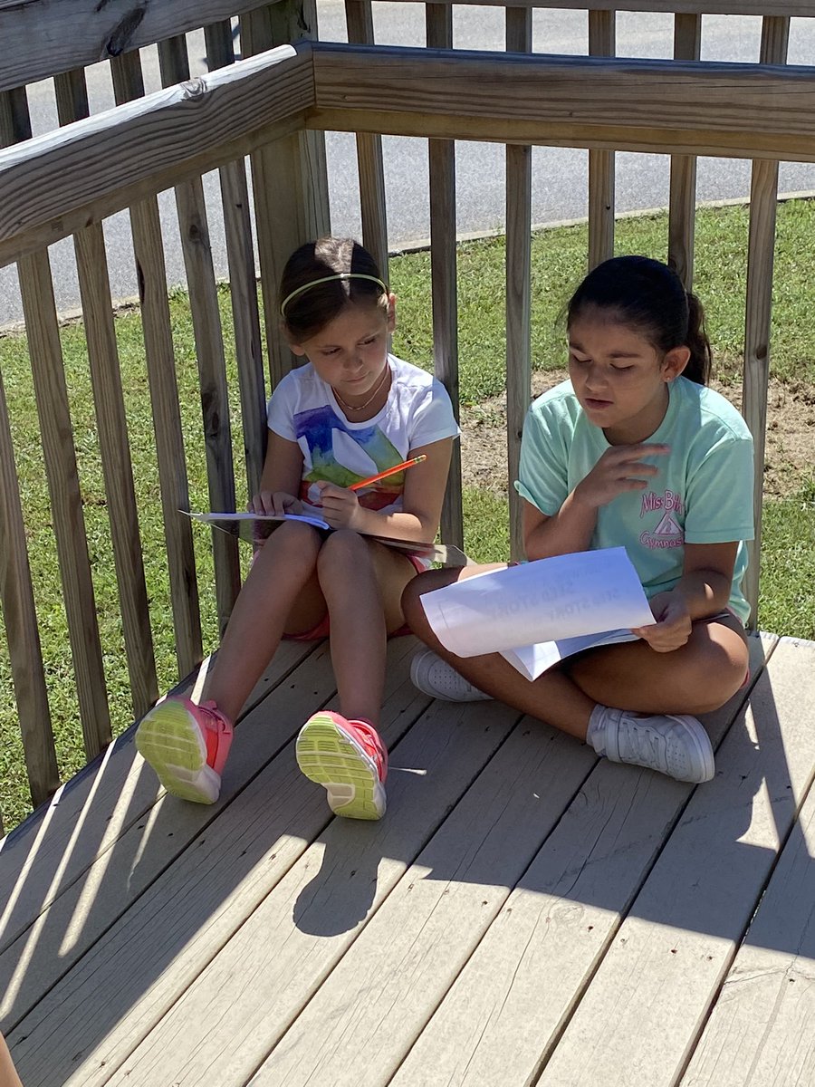 Miss_Dubb's tweet photo. Outdoor writing workshop brought to you by beautiful weather and bearable temps ☀️📝 https://t.co/Qe2fVzjTib