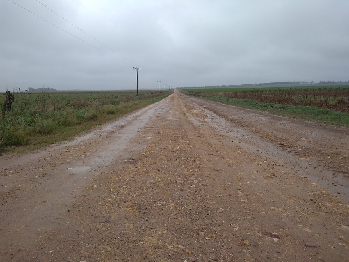 Foto izquierda: caminos rurales admistrados por el estado. 
Partido de Lobería

Foto derecha: caminos rurales administrados por consorcio de productores hace 20 años.
Partido Tandil

Misma lluvia, 500 metros de distancia de una foto a la otra.