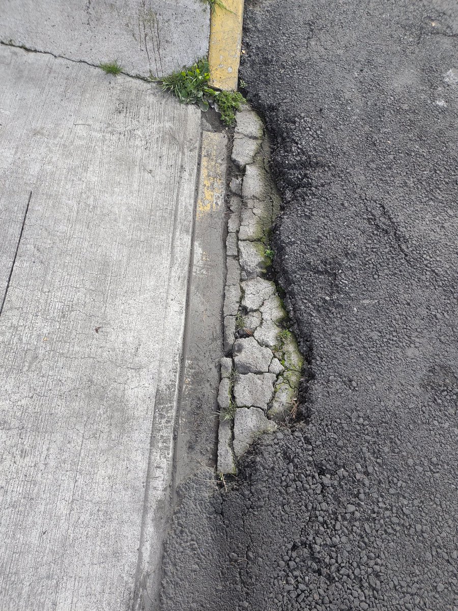 Karla_GoG's tweet photo. @SOBSECDMX @AlcaldiaAO  Desgajamiento del asfalto ya con altura/profundidad considerable está DAÑANDO coches al entrar y salir del inmueble. No se repara porque dicen no es bache a media calle, pese a que cuadrilla actualmente está laborando en la zona . https://t.co/gITBSYBqel