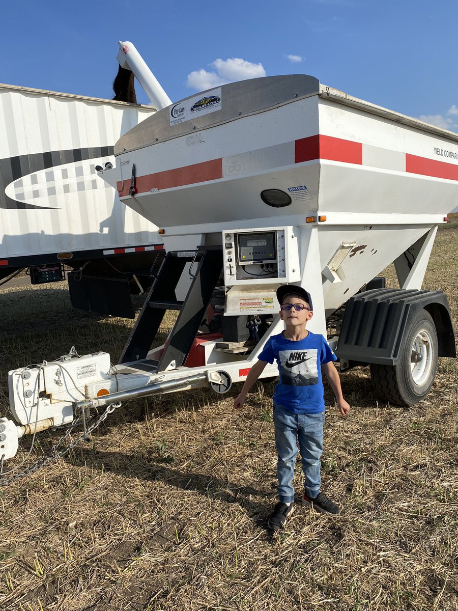 Best part of my job is the future farmers helping out with trial weighs. Thanks Sanders! <a href="/sander_tamara/">Tamara Sander</a> <a href="/sander_tamara/">Tamara Sander</a> <a href="/bradassault/">brad sander</a> <a href="/risrockag/">RisRock Ag</a> <a href="/PioneerSeedsCA/">Pioneer Seeds Canada</a>