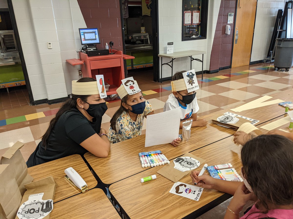 MsHolt12's tweet photo. Literacy night was so fun!! #bbproud #lovemylisd 📚 https://t.co/bPPv9QSD38