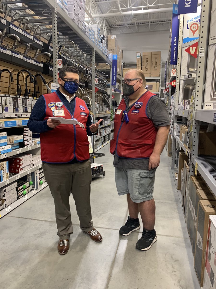 bechtel_jenn's tweet image. Big thank you to @AJLecy for taking time today to walk and dive in with our Dept Supervisors on our shrink programs and how to continue to do better each day. #FindItFixIt #OurHouse 
@lowes2819 @Janeen63970425 @DamonBennettR7 @LowesRegion7