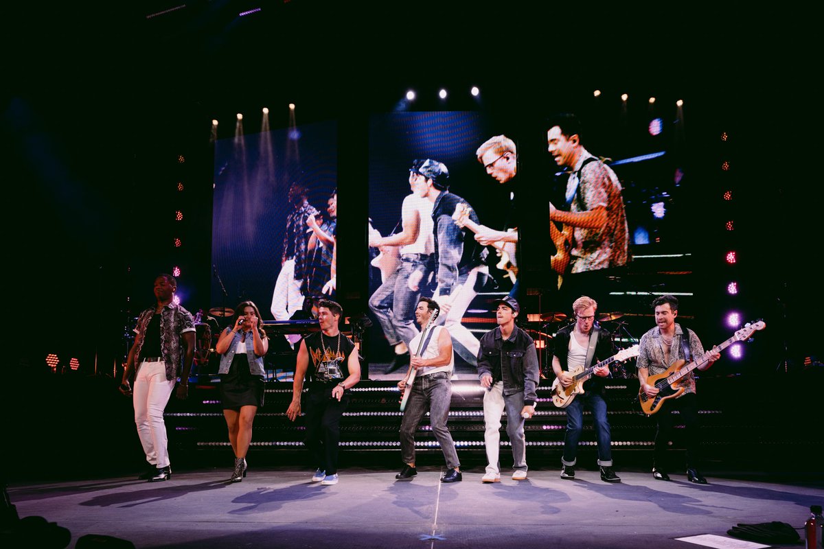 jonasbrothers's tweet photo. #RememberThisTour https://t.co/DKvHKDqabR
