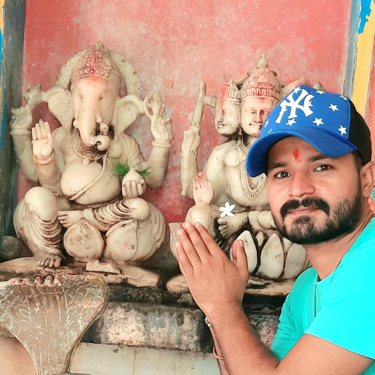 iamssr31's tweet photo. Happy #GaneshChaturthi to you and your family. May Lord Ganesha take all your problems and worries along with him and bring in your life peace and prosperity.
🙏🙏❤️
.
#ssr #saagarsinghrajput #saagar #सागर_सिंह_राजपूत #happytimes #maakali #temple #banda #uttarpradesh #India https://t.co/R1ChYjakL9