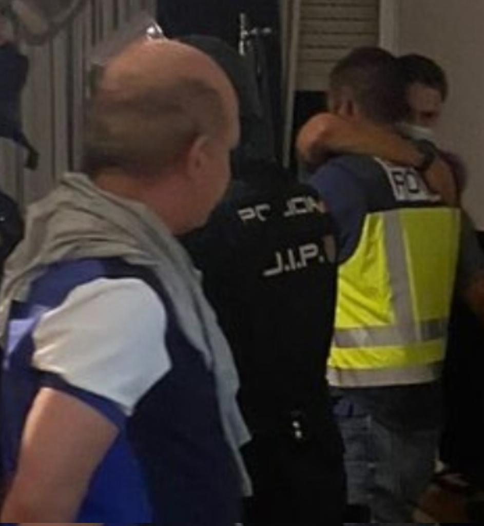 GANARON LA LOTERÍA. Al fondo a la derecha los dos policías se abrazan durante la operación para capturar al Pollo Carvajal, quien los observa impávido. Su captura está "valorada"en 10 millones de dólares. Aquí hay cabezas que cuestan 15 y 10 millones de $. Van en cola. Algo toca!