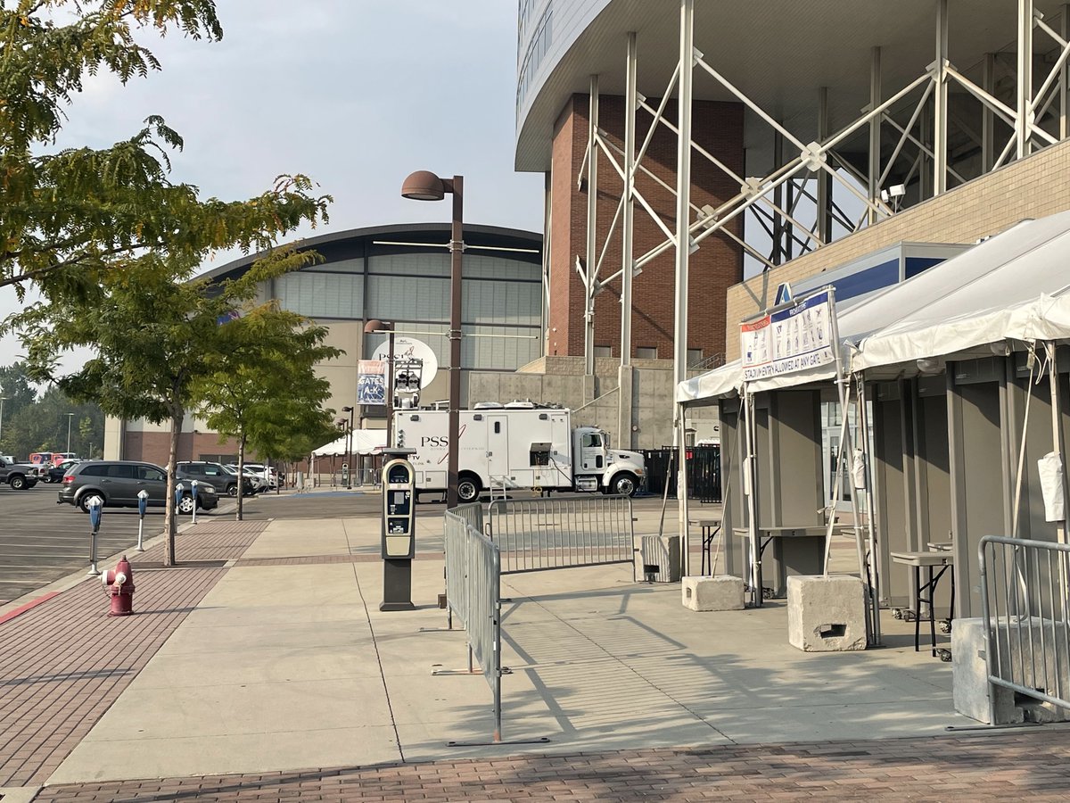 BSUPimp's tweet photo. #BoiseState #AlbertsonsStadium #PreGameDay
Anticipation for a Live Home Football Game.
#Bronco https://t.co/cj5nwOaZNS