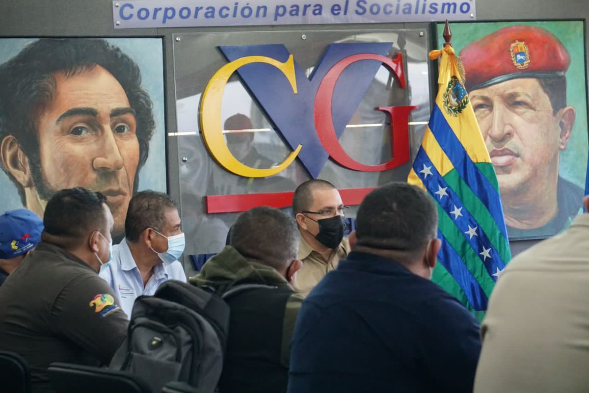 En la sede administrativa de @CVG_Oficial nos reunimos durante varias horas con los responsables de cada empresa. Revisamos los procesos y proyectos en marcha y el inmenso esfuerzo de los Consejos Productivos de Trabajadores y Trabajadoras para sustituir importaciones y avanzar.