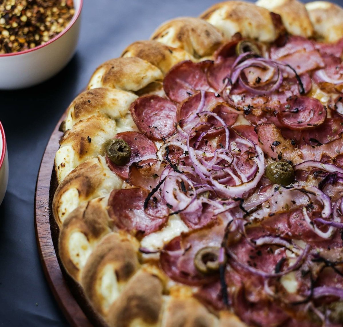 olaitalo's tweet photo. Ainda vou atrás de uma pizza dessa tal Dellipizzas... A borda é inovação pura pra mim. https://t.co/gtSSDyddEn