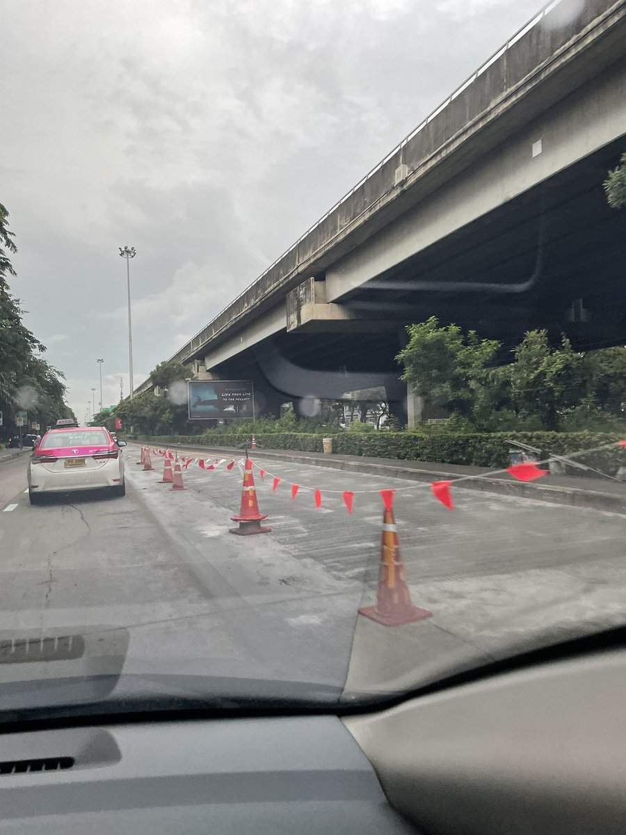 beervolvo's tweet photo. เลียบด่วนรามอินทราเลนขวาหน้า chic ก่อนถึง cdc มีการซ่อมถนน @js100radio https://t.co/YAPaP0gz67