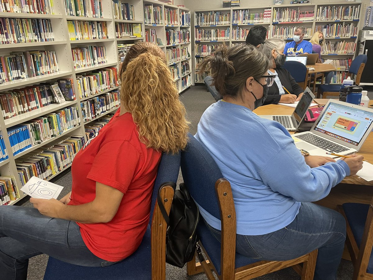 MrsRentEst's tweet photo. @RiveraERUSD teachers engaged in a drawing activity and showed off their awesome communication skills! #Teambuilding activities are essential to building strong teams ❤️ 🦅 #RiveraRocks @ElRanchoSchools @MUlibarriDLC @RiveraPto https://t.co/ixvGvdb73V