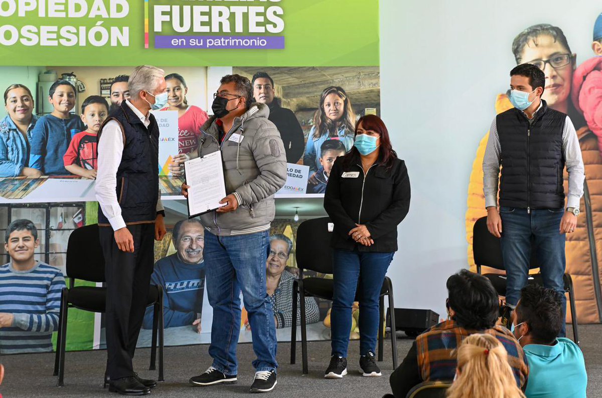 Mariano_Camacho's tweet photo. Hoy en Zumpango nuestro Gobernador @alfredodelmazo encabezó la entrega de 1,500 títulos de propiedad y posesión dando certeza jurídica y tranquilidad a las familias del #EdoMex       #PapelitoHabla📄 @IMEVISedomex 🏠 https://t.co/EAJ7dNTq7m