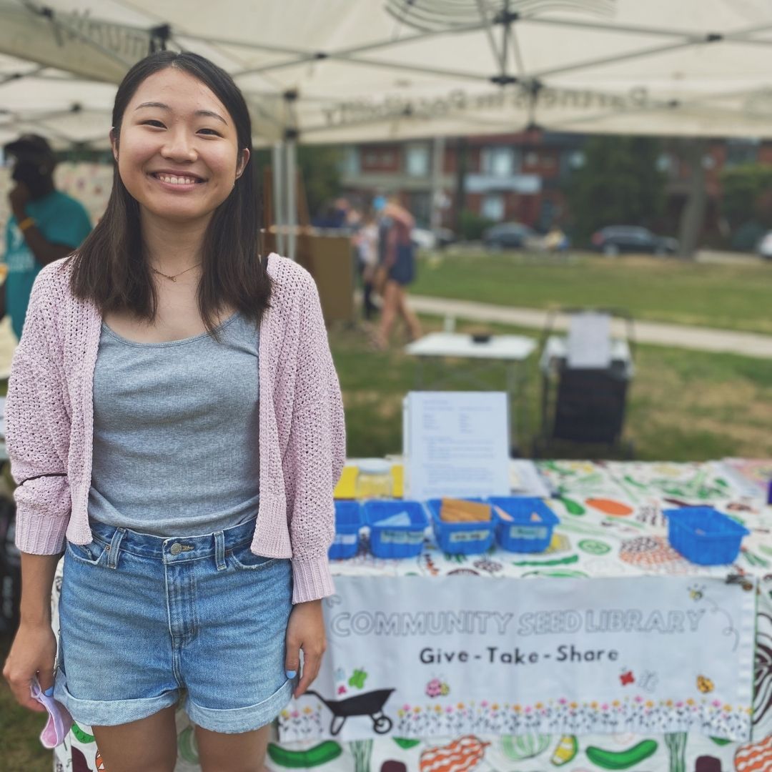 WithrowMarket's tweet photo. Meet our Team! Mae is our trusty seed librarian who helps facilitate the trading of a variety of plant species at the market!  🌱 Head to our most recent blog post to learn more about Mae: https://t.co/MUsWtf69f7

#volunteertoronto #torontofarmersmarket #withrowmarket https://t.co/wTCBO3fyH5