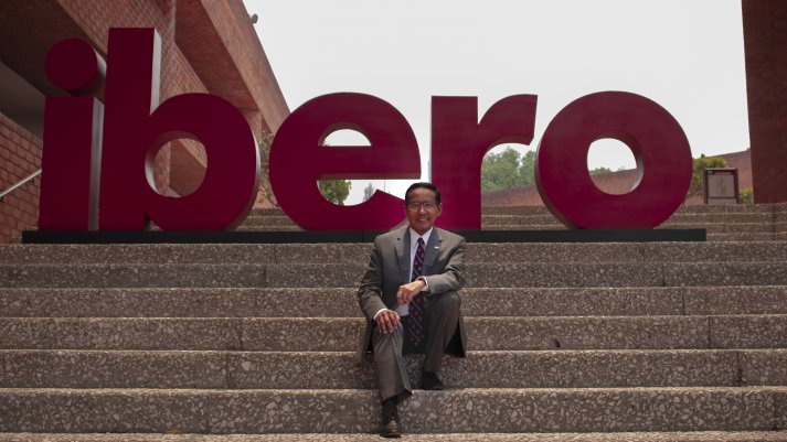IBERO_mx's tweet photo. #PERFIL Durante su rectorado, el Dr. Saúl Cuautle Quechol encabezó la organización de las labores académicas, administrativas y de servicio en medio de la pandemia; fortaleció los lazos de la comunidad a pesar de la distancia. 

Descanse en paz. https://t.co/8pbW2YgkeH https://t.co/mSzqGGWgYc