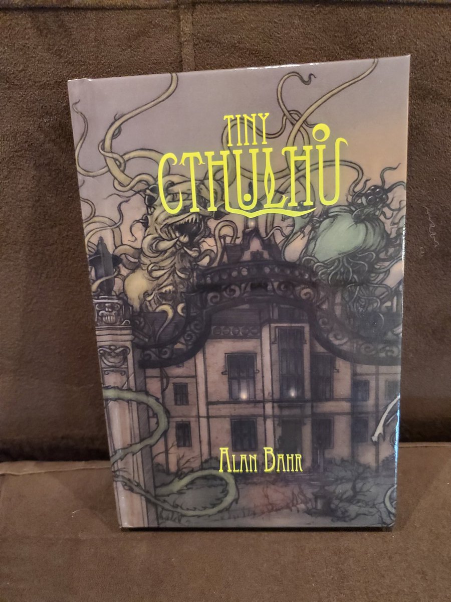 vanessaeve925's tweet photo. Getting new books in the mail feels like Christmas... even though I was the one who bought them... 

#tinycthulhu #tinyd6 @GallantKGames https://t.co/ZOaWbrPJmt