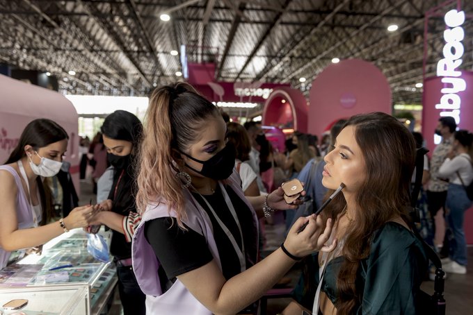 makeup fair where experts make up people