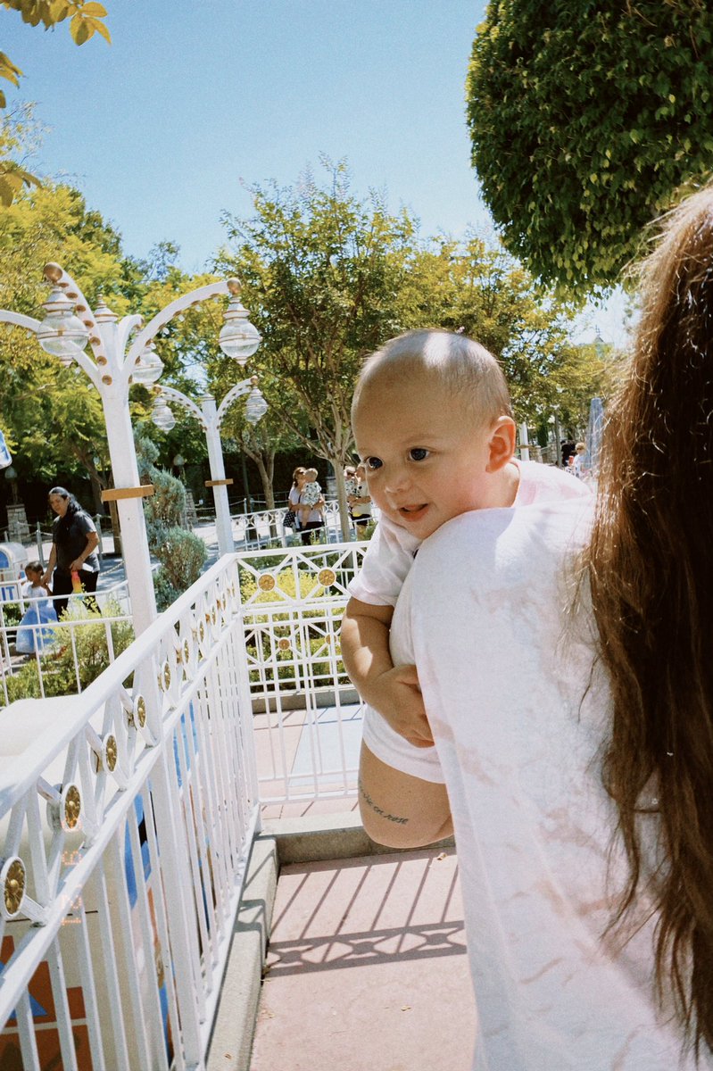 danyelleee7's tweet photo. I thought I loved Disneyland before, I was wrong!! Doing it as a parent is 1000x better 🤍✨🥺 https://t.co/d0CpNIUtvZ