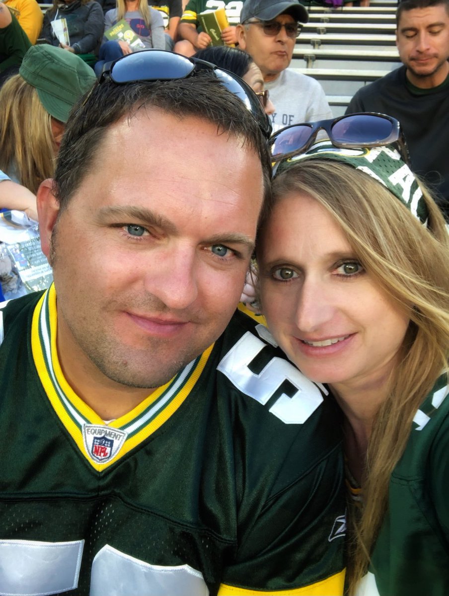 SLeesi17's tweet photo. @JalenHurts @Verizon @NFL #Verizon5GSuperfan #Contest #VZPartner 
Definitely one of the best times of my life was when my husband got us tickets to lambeau field and going to the game to watch GB. Super Bowl is definitely on our bucket list. Go Pack Go!! (Husband is a Giants fan) https://t.co/sxQ3ySZsvA