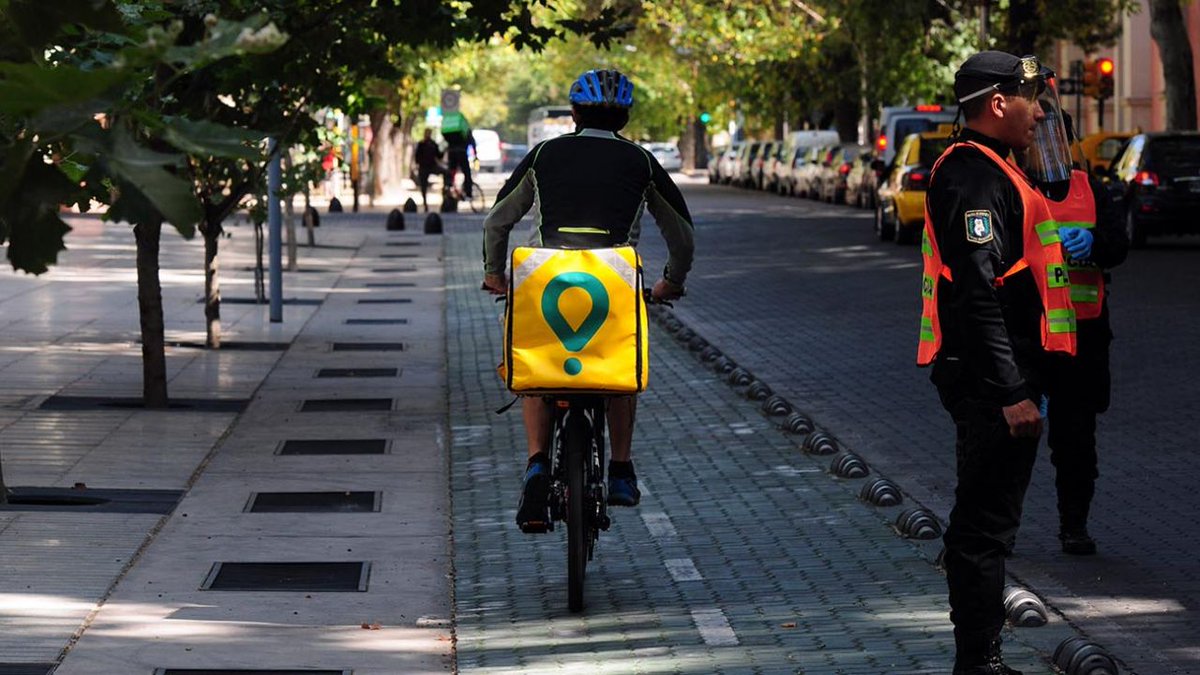 📢 Será justicia: finalmente, un fallo reconoce el vínculo laboral entre repartidores o deliveries con apps como #glovo , #rappi o #uber  - Info Blanco Sobre Negro <a href="/infoblancosobre/">infoblancosobrenegro</a>  infoblancosobrenegro.com/nota/85320/ser… 🇦🇷UN FALLO HISTORICO