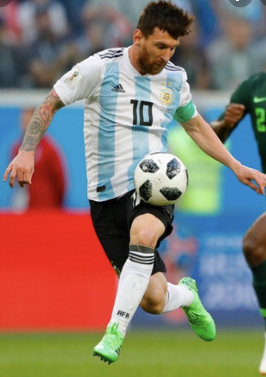 Solo aplausos 👏👏👏.Nuestro Lionel #Messi, siempre en lo más alto: el gran capitán argentino 🇦🇷 alcanzó a Pelé como máximo goleador de selecciones sudamericanas.
