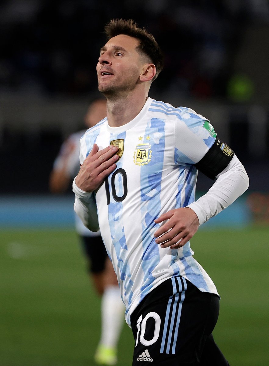 InvictosSomos's tweet photo. ¡¡OFICIAL!! Lionel Messi (78) es el MÁXIMO GOLEADOR HISTÓRICO del fútbol de selecciones sudamericanas. Adiós a la marca de Pelé (77). Destrozó un récord que tenía 50 años de vigencia. Otro logro a la cuenta del mejor jugador de la historia. THE BEST. https://t.co/wPIo3NWkIz