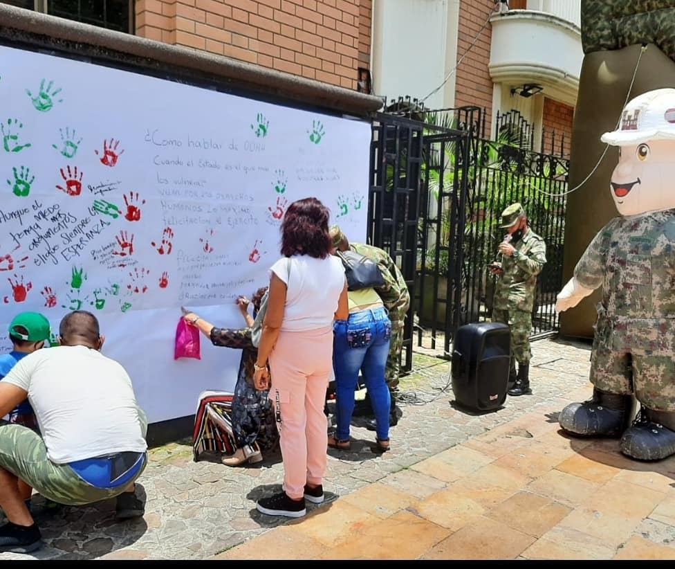 Biosp04's tweet photo. En el día nacional de los #derechoshumanos reafirmamos el compromiso institucional por el respeto a los derechos humanos y el derecho internacional humanitario. https://t.co/bHGCqzIv9x