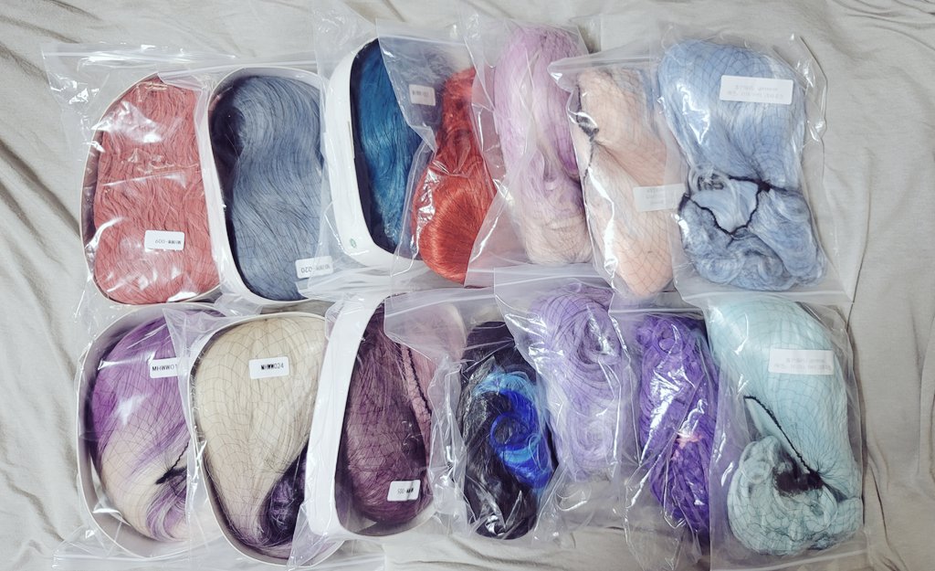 ....과거의 나 20용 긴 가발 몇 개를 산 걸까..
오늘 3개가 더 와서 막 여기저기서 꺼내모아보다가 정신건강을 위해 stop..............

또 오는 건 아니겠지 🤦‍♀️