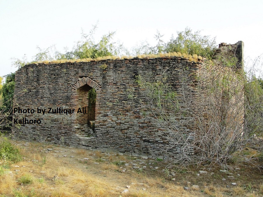 Kalhorozulfiqar's tweet photo. 1/3 All three sons of Mir Allahyar Khan Talpur are buried in impressive stone structures at #Chitori cemetery in #Mipurkhas district while their sons, grandsons and great-grandsons are buried in the Pir Aman Shah graveyard. https://t.co/1ZMrZB03Yh