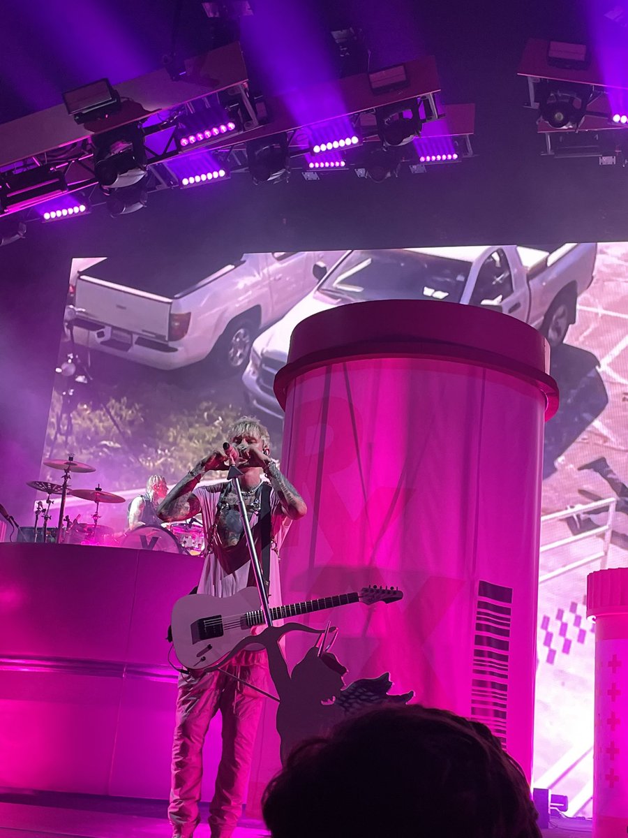 rushinmyveins's tweet photo. I DIDNT EVEN REALIZE HE WAS MAKING A HEART SHAPE WITH HIS HANDS HERE AH https://t.co/BaY7uurNLQ