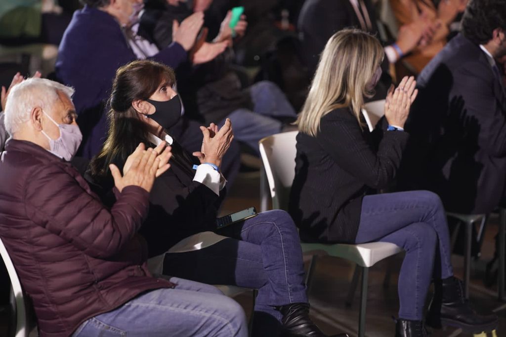 TereGarciaOK's tweet photo. Acompañamos a @alferdez, @CFKArgentina, @Kicillofok, gobernadoras y gobernadores de las Provincias en el cierre de campaña del @FrenteDeTodos. 

Este domingo elegimos seguir  poniendo la Argentina de pie para alcanzar #LaVidaQueQueremos. https://t.co/XtcNkh5n2a