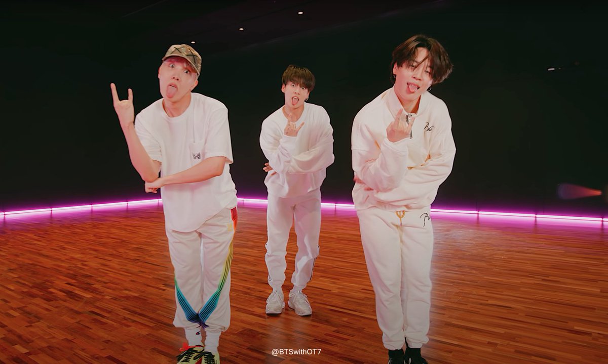 BTSwithOT7's tweet photo. Jimin looks TOO FREAKING SEDUCTIVE with his tongue out 👅 &amp; those "i wanna f u" eyes 😭

#3JDOMINATION #3JlsBack #3J 
#jimin #jungkook #jhope https://t.co/6DaE71Z0jI