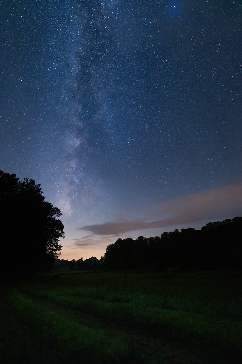 BoozerDPhoto's tweet image. Rather than fight the light pollution here in the North Georgia Mountains, I framed it vertically with the Milky Way in this shot.