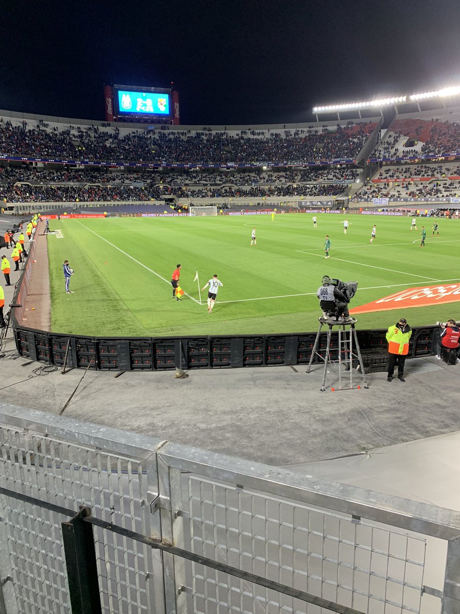 urii02's tweet photo. Tuve el privilegio de conocer al mejor jugador de la historia. No tengo palabras para explicar este momentazo. https://t.co/S5iJM46BFu