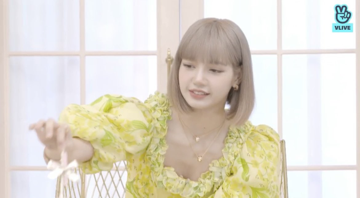 Wiinkxx's tweet photo. น่ารักจังว้อยยย น่ารักจนใจเจ็บ🥺🥰 #TodayIsLalisaDay https://t.co/0paCrCFErv