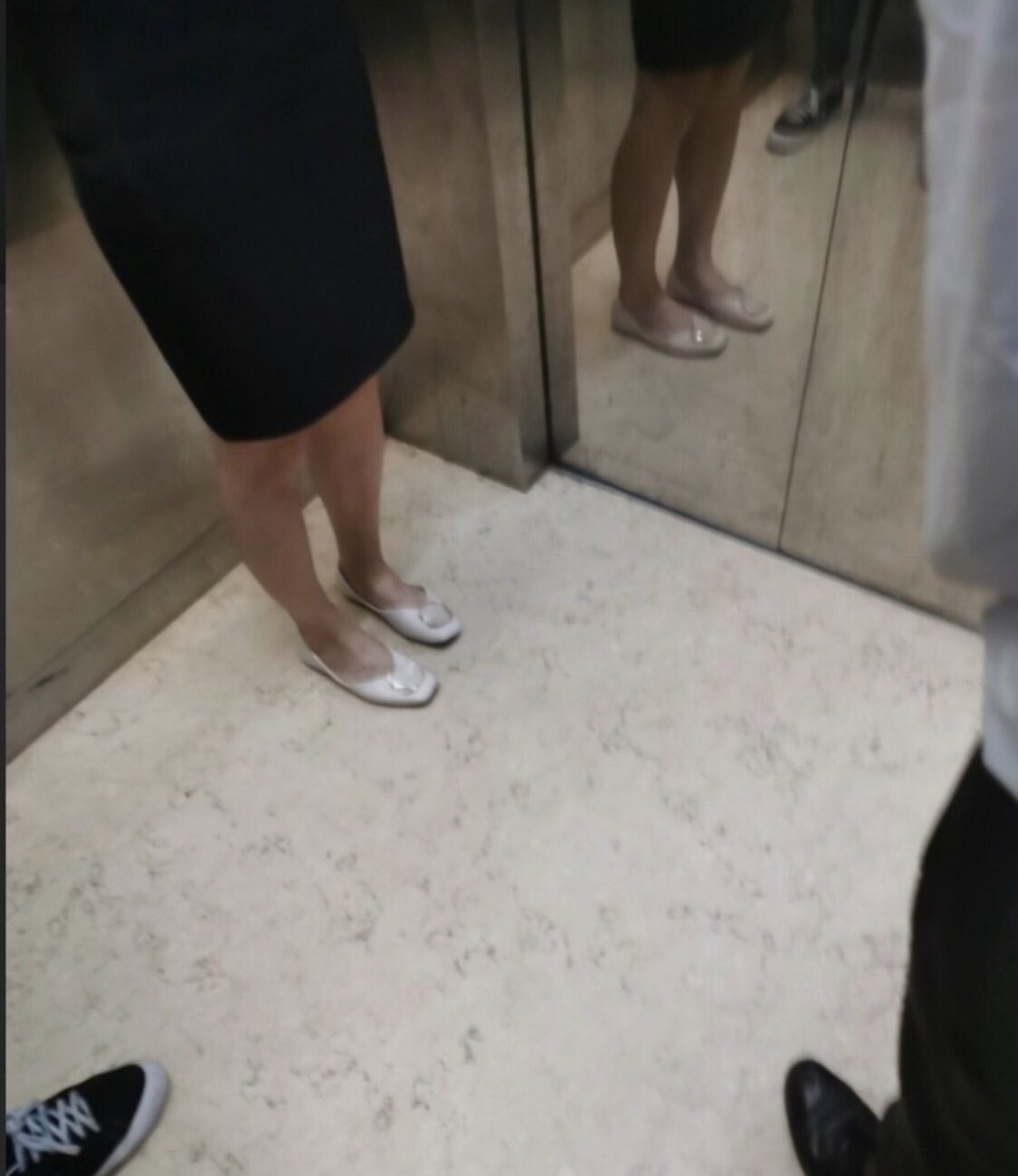 SL-达人on X: 扫楼打胶高跟高跟鞋ktv  更衣室射鞋鞋袜恋足鞋袜骚妇原味细跟精品群内同好电梯偶遇平底少妇，在电梯里面一直盯着看，刚脱下就拿到楼梯上胶 ，刺激😄！需要扫楼同好组织联系主页或者私聊发🐧，更多视频看主页，（味道杠杠滴的空姐丝袜联系主页 ...