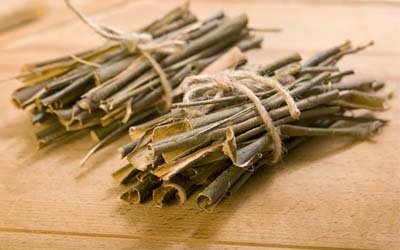 Willow Bark (Salix alba) dikenal sebagai aspirin alami pertama yang ditemukan sejak zaman Hippocrates.
Kandungan: salicin.
Efek samping perdarahan GIT jauh lebih ringan daripada aspirin sintetik.
Waspada: Reye Syndrome, alergi aspirin, dan pada pengguna pengencer darah.