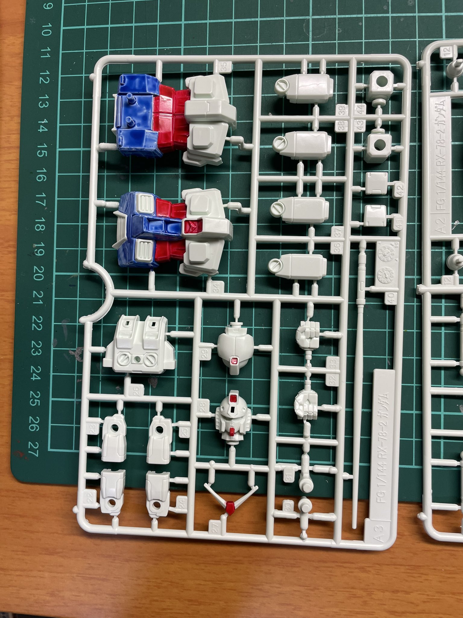 あれやこれや Auf Twitter Fgグレードのガンダムです ランナーのまま 塗装してます 塗り難い 額縁に入れて飾るヤツ 真似てみる 筆塗り 色乗らない Fgガンダム ガンプラ ランナーのまま 楽しい趣味 ガンプラは自由だ T Co Ninjpfm2rk Twitter
