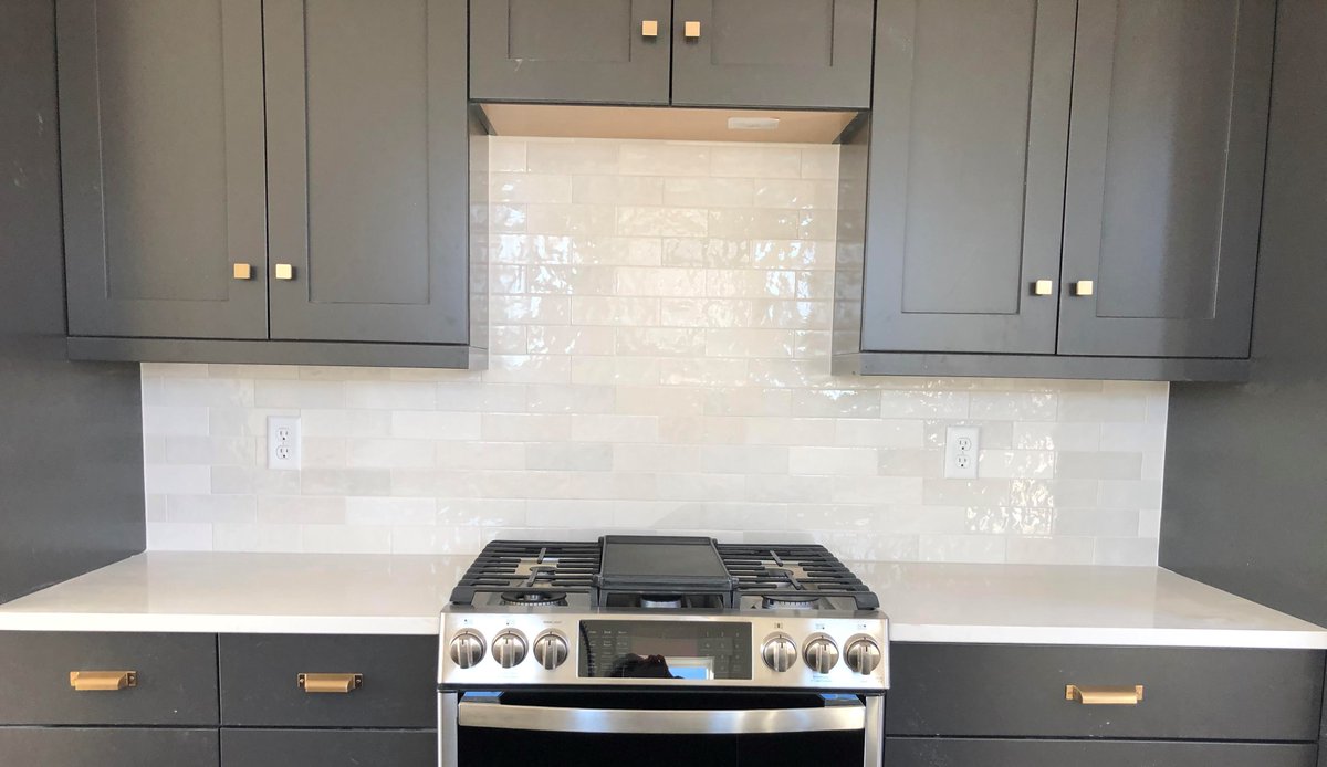 tiling_expert's tweet photo. Kitchen backsplash- subway tile.

#denvertiles #experttouchtiling #backsplash https://t.co/j7f37vfHVL