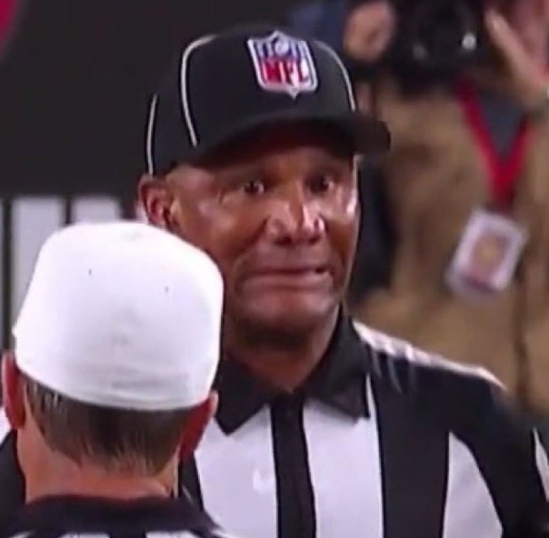 bestnflmemez's tweet photo. When Jerry's direct deposit doesn't hit before kickoff https://t.co/7LfsgiXxSD