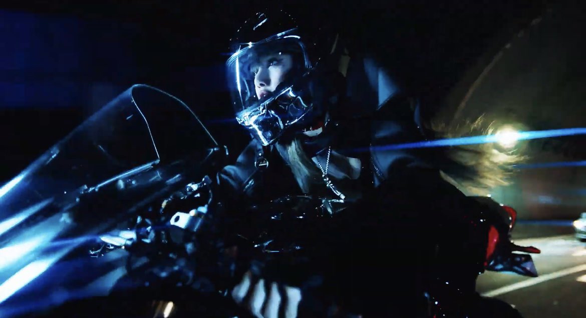 PopCrave's tweet photo. #LISA of #BLACKPINK has released the music video for her debut solo single, #LALISA. 

Watch: https://t.co/UXgkGMY7Pq https://t.co/NO2wn76Iw5