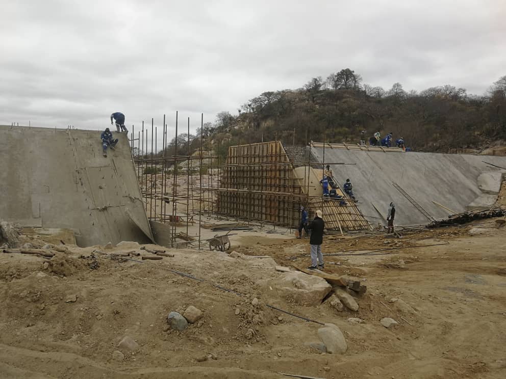 zinwawater's tweet photo. We appreciate the task at hand and are leaving no stone unturned in the creation of a #water secure, #drought proof country. Images from Tuli-Manyange Dam in Gwanda District where construction is underway. Good Morning
#itsnotjustwater
#itsfoodsecurity
@basera_john https://t.co/Zv457gcHmI
