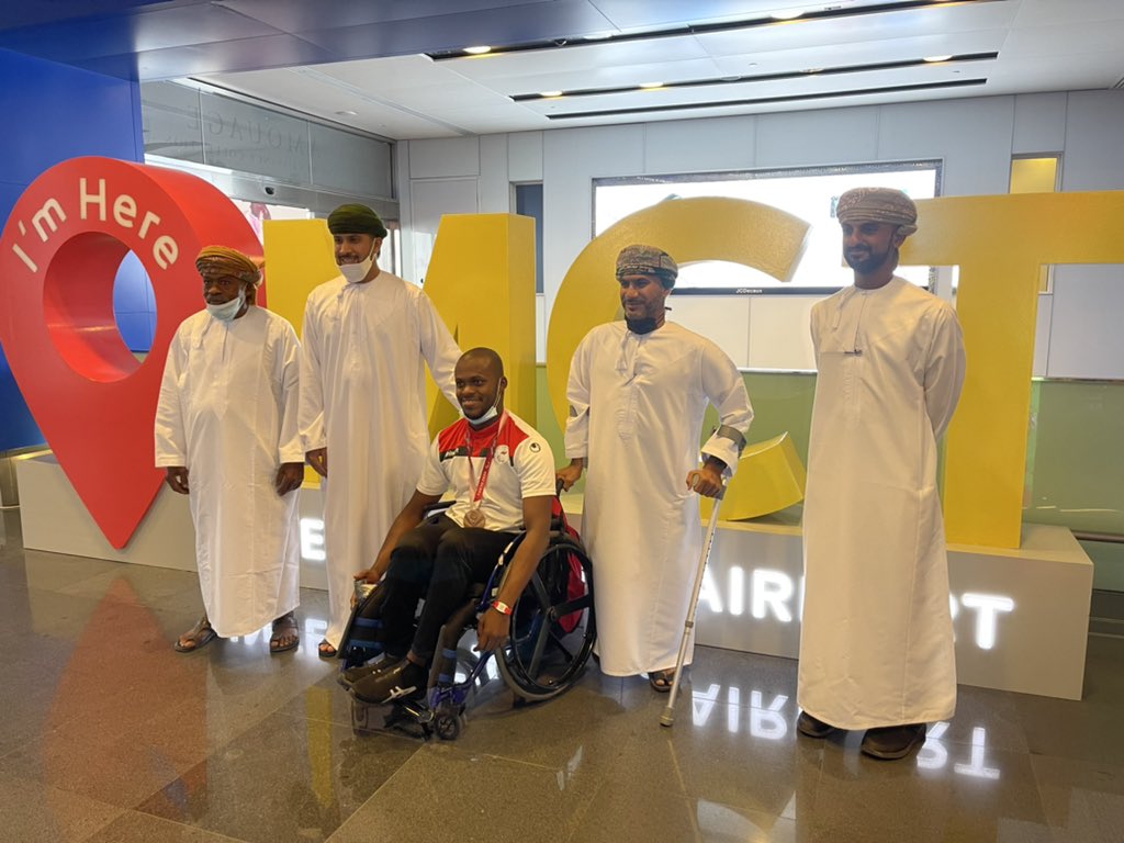 في مطار مسقط الدولي لحظة وصول الرياضيين من الاشخاص ذوي الاعاقة