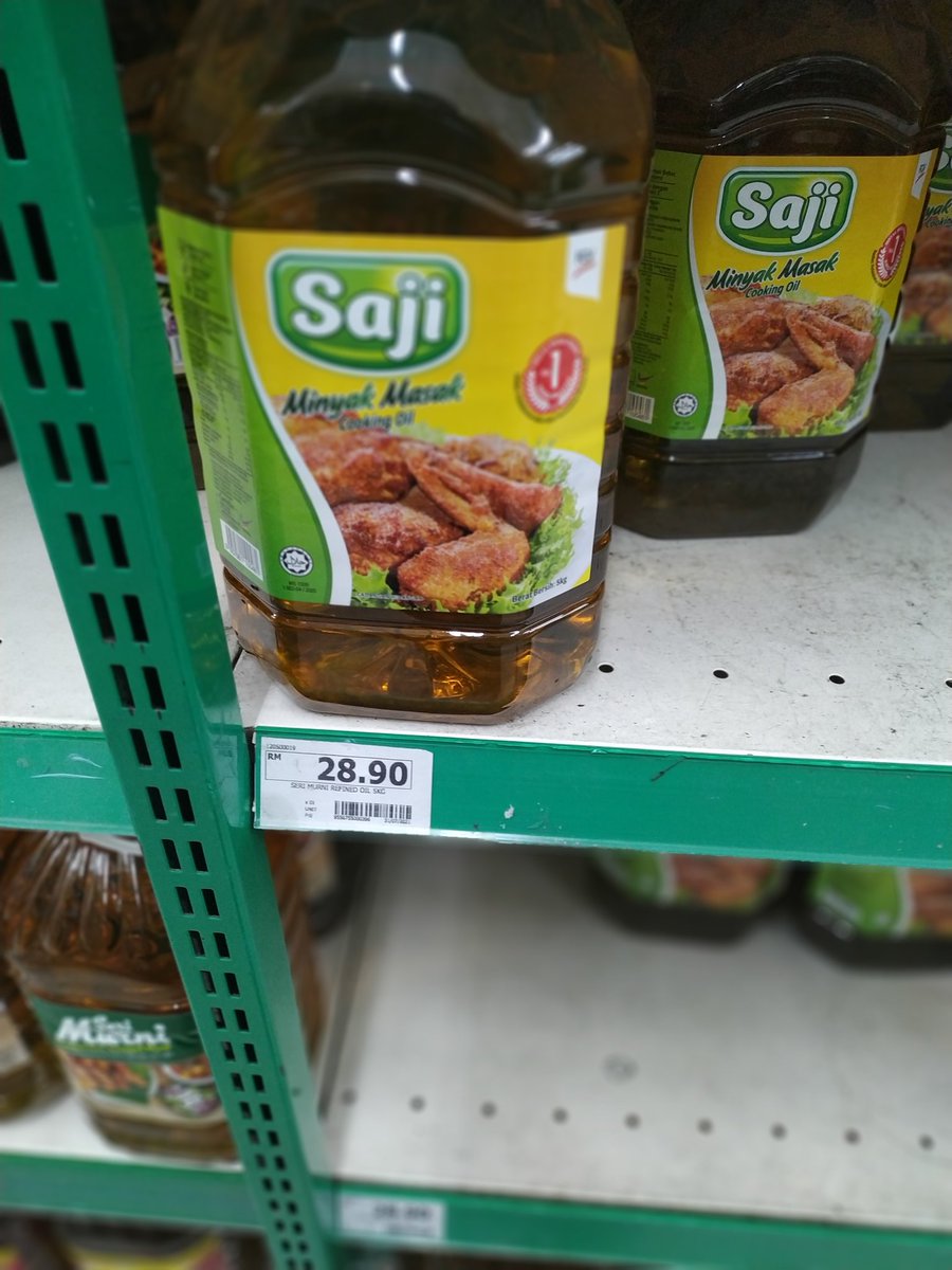 SCendekiawan's tweet photo. Bapak Menteri mungkin tak rasa benda ni membebankan. Tapi bagi rakyat jelata terpaksa fikir beberapa kali sebelum membelinya.

Salah sebuah negara pengeluar utama sawit tetapi harganya terlalu mahal utk rakyatnya sendiri. https://t.co/ia0RFWAMF1