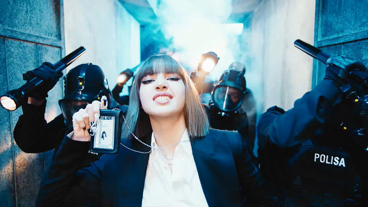 BlackpinkWines's tweet photo. ลิซ่าในชุดสูทคือเท่มาก
#TodayIsLalisaDay #LISA    #LALISA https://t.co/5oYOAf1DWy