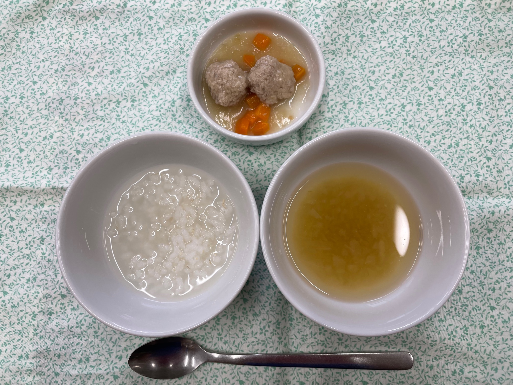 東保育園 今回は離乳食中期 7 8ヶ月 の食事をご紹介します 5倍粥60g 肉団子と野菜の煮物30g キャベツと玉ねぎの味噌汁60ml 赤ちゃんが２回食に慣れてくる頃です 舌や上あごで食材をつぶせるようになってきます T Co Zjlikl9no1 Twitter