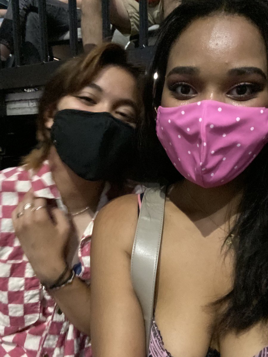 valvarez_'s tweet photo. love on tour <3 https://t.co/xIj0wHOg6M