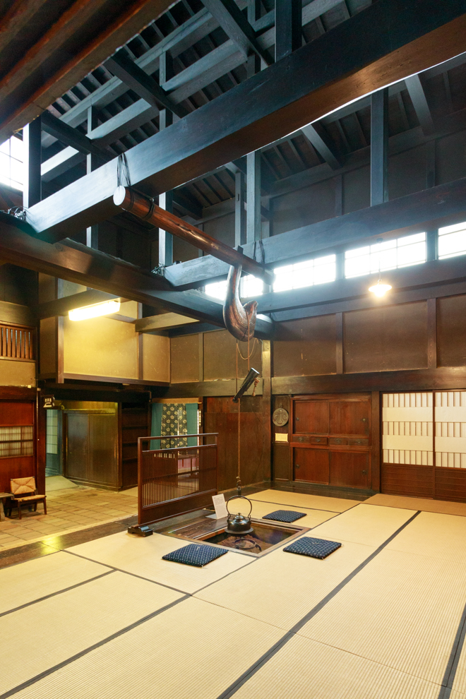 ことりっぷ 高山の古い町並みに建つ 日下部民藝館 は もとは飛騨を代表する豪商の旧家屋 囲炉裏や仏壇が残る屋内すべてが民芸館として公開され 古美術品が並ぶ文庫蔵まで見応えたっぷりです T Co Dayiytjb2q T Co Xkdwbeiy6o Twitter