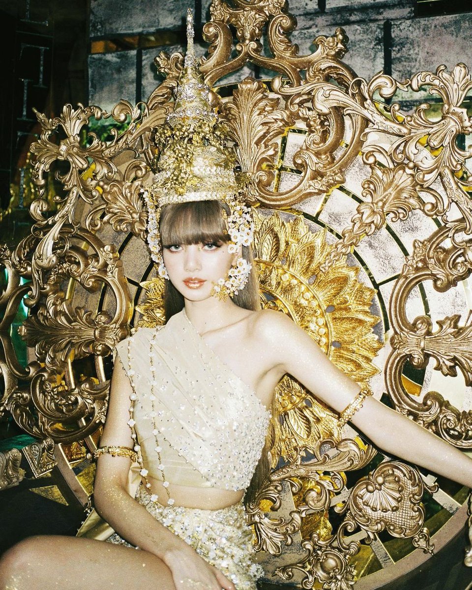 twt_maru's tweet image. QUEENNNNN 👑 #TodayIsLalisaDay #LISA #ลิซ่า