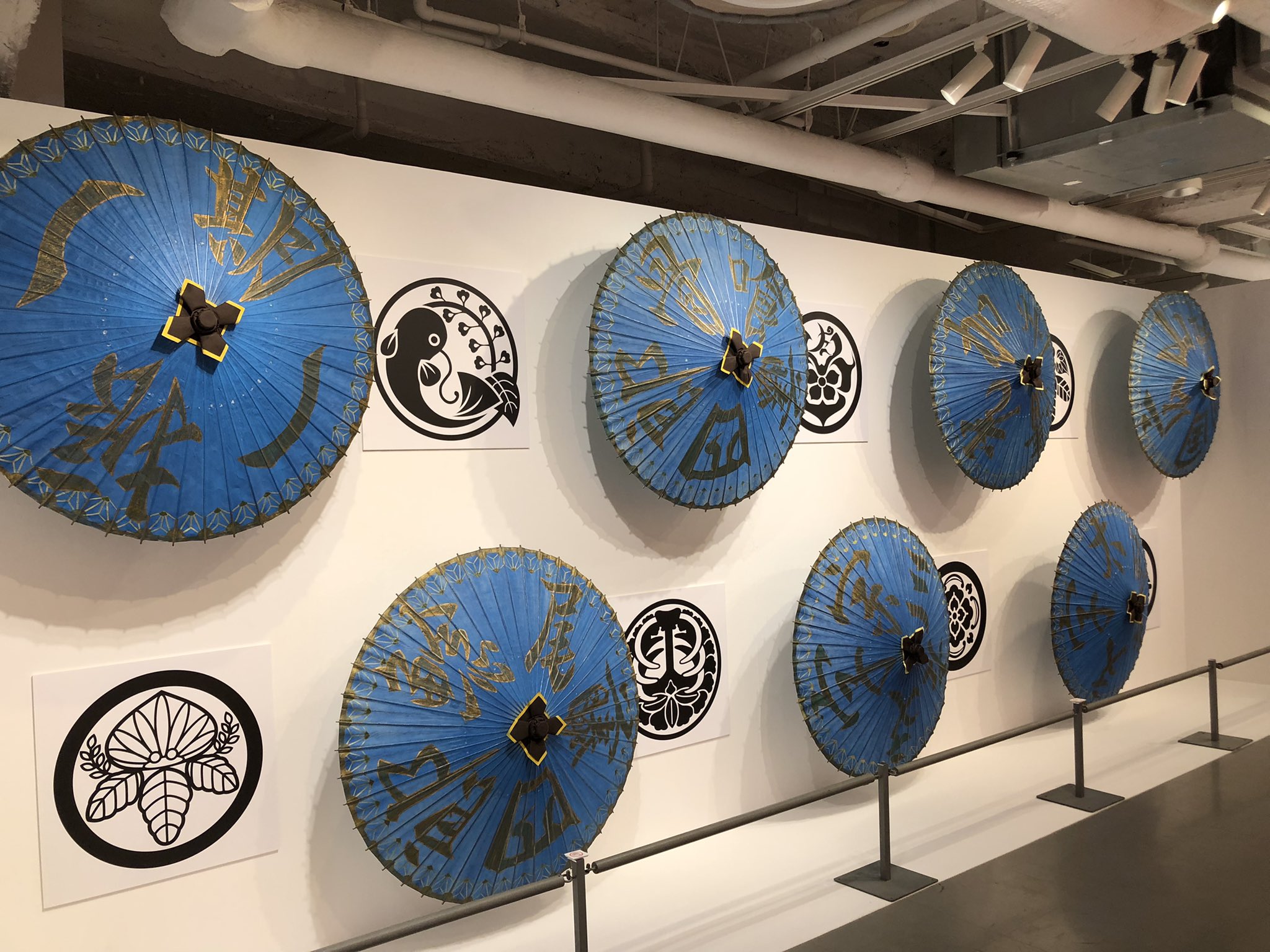 あすかぶらっく 17刀ステ展23都結び 刀ステ展行ってきました 10分前に階段集合 チケット確認後居ない場所は詰めるので遅れたら最後尾だけど物販ないから特に問題なし 入口でファンサイトのマイページ見せて栞もらいます 中は写真撮影ok じっくり見ても
