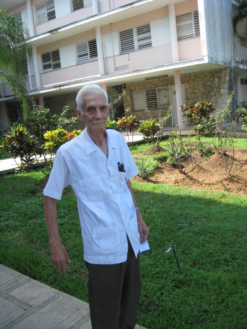 Hoy 10/09/2021 celebramos el centenario del eminente matemático cubano Luis J. Davidson. La Sociedad Cubana de Matemática y Computación le rendirá homenaje el próximo 15 de septiembre. Davidson sigue iluminado aun después de muerto , porque en vida brilló con luz propia.