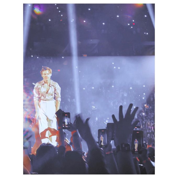 hlnlzdaily's tweet photo. Stills of Harry on Stage 
#LoveOnTourSanAntonio 

via aubsv https://t.co/OnLNLhw8j7